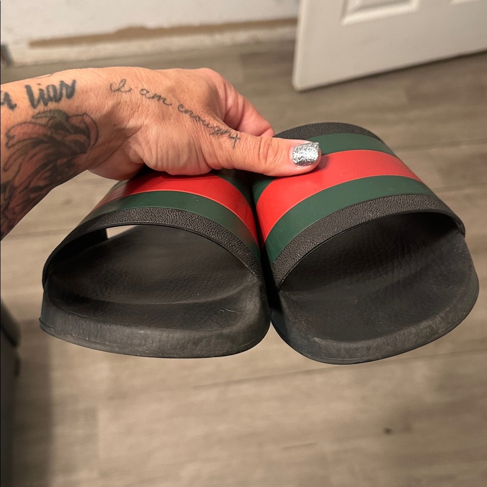 Gucci Black, Red, and Green Sandals - Picture 5 of 6